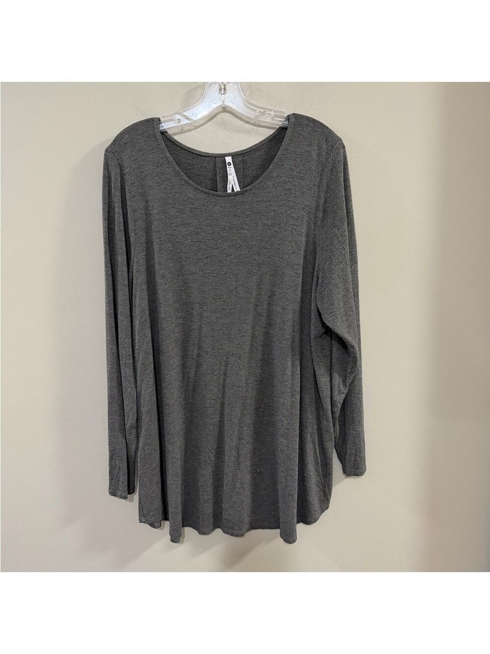 Leo & Nicole Dark Gray Long Sleeve Tee. Size 1X